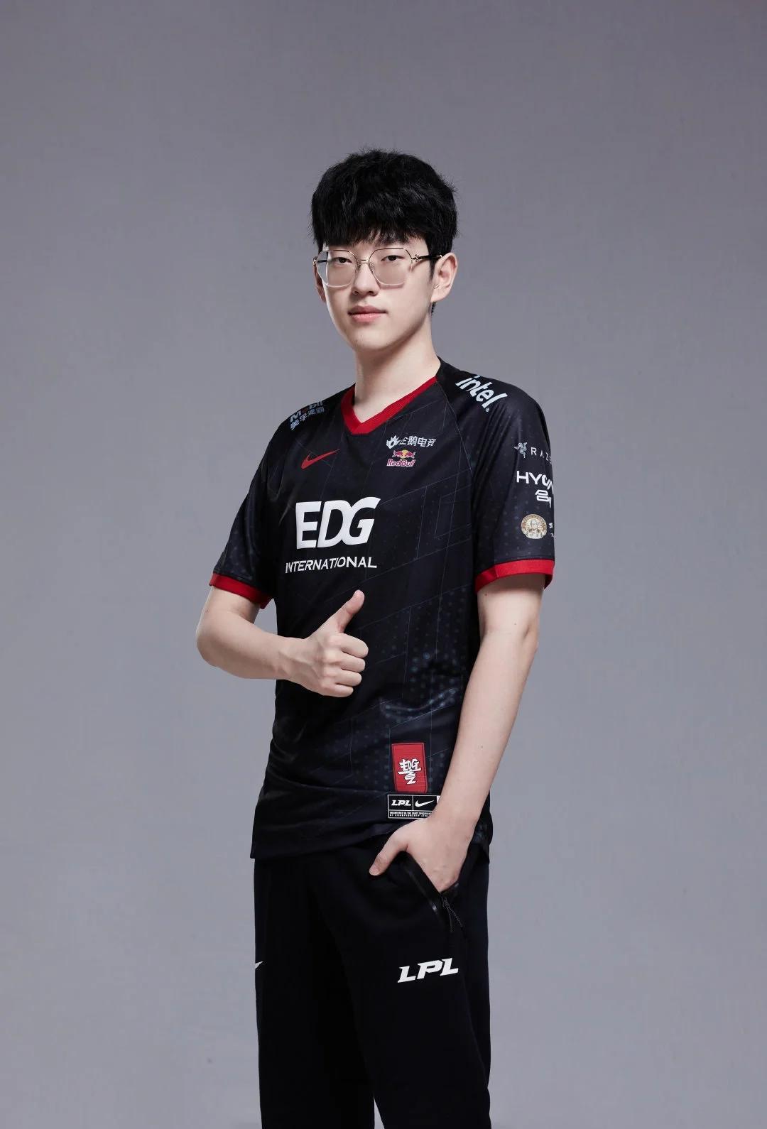 九游会官网登陆 - Scout回归赛场，回归赛场首场状态亮眼，雄鹿观众沸腾！